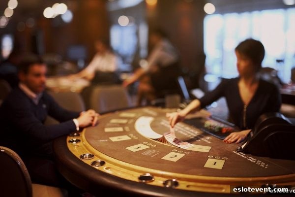 从电子游艺厅娱乐活动到电竞博弈：英雄联盟赛事分析与二十一点牌型判断的深度融合