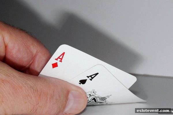 电子游艺厅娱乐活动中的牌型概率与策略：从入门到精通