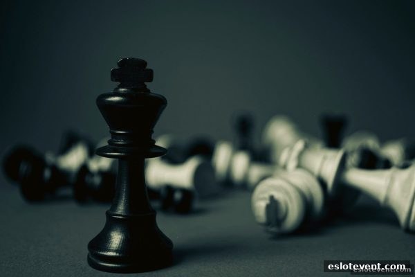 电子游艺厅娱乐活动中的五子棋玩法：规则、判定与进阶策略全解析